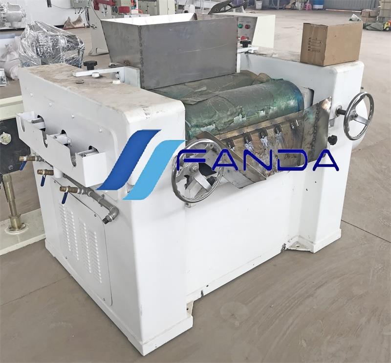 Three roll mill.jpg Three roll mill.jpg
